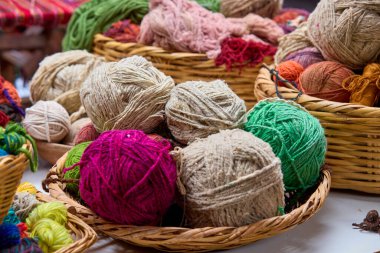 Bu el yapımı ve doğal boyanmış iplikler nesilden nesile geçen Andean dokuma tekniklerini koruyan yetenekli Keçuva zanaatkarları tarafından yapıldı. Her renk bir hikaye anlatır..