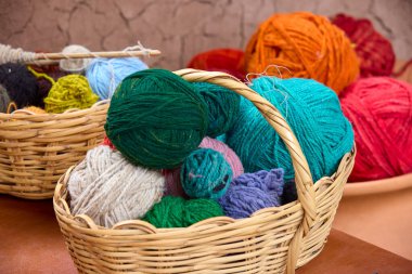 Bu el yapımı ve doğal boyanmış iplikler nesilden nesile geçen Andean dokuma tekniklerini koruyan yetenekli Keçuva zanaatkarları tarafından yapıldı. Her renk bir hikaye anlatır..