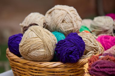 Bu el yapımı ve doğal boyanmış iplikler nesilden nesile geçen Andean dokuma tekniklerini koruyan yetenekli Keçuva zanaatkarları tarafından yapıldı. Her renk bir hikaye anlatır..