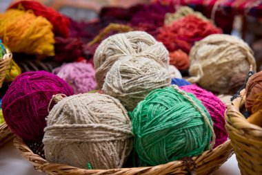 Bu el yapımı ve doğal boyanmış iplikler nesilden nesile geçen Andean dokuma tekniklerini koruyan yetenekli Keçuva zanaatkarları tarafından yapıldı. Her renk bir hikaye anlatır..