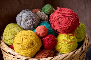 Bu el yapımı ve doğal boyanmış iplikler nesilden nesile geçen Andean dokuma tekniklerini koruyan yetenekli Keçuva zanaatkarları tarafından yapıldı. Her renk bir hikaye anlatır..