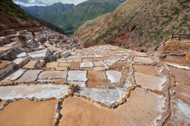Kutsal Vadi 'nin göbeğinde Salineralar olarak bilinen Maras' ın tuz madenleri göz kamaştırıcı ve benzersiz bir manzaradır. Bu teraslı tuzluklar İnka zamanından beri kullanılıyor..