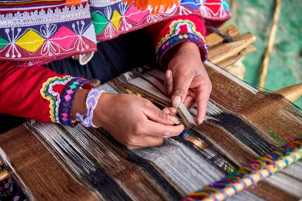 Bir dokumacının elleri, nesiller boyu yetenek, sabır ve yaratıcılık barındırır. Basit iplikleri sanat eserlerine dönüştürür. Her dokuma bir yolculuktur, her düğüm bir anıdır. Chinchero Cusco Peru.