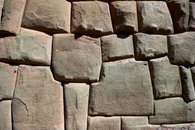 Cusco, Peru 'daki İnka taş duvarları, İnka mimarisinin ve işçiliğinin olağanüstü bir örneği.