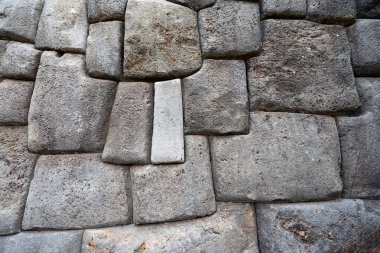 Cusco, Peru 'daki İnka taş duvarları, İnka mimarisinin ve işçiliğinin olağanüstü bir örneği.
