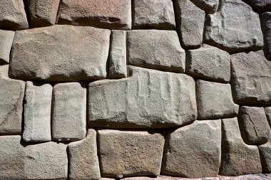 Cusco, Peru 'daki İnka taş duvarları, İnka mimarisinin ve işçiliğinin olağanüstü bir örneği.