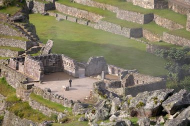 And Dağları 'nın tepelerine tünemiş Machu Picchu İnka medeniyetinin görkeminin bir kanıtı olarak duruyor. Sisli tepeler ve yemyeşil yeşilliklerle çevrili bu antik harikalar saygı ve saygı uyandırır.