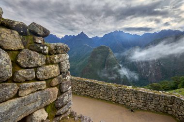 And Dağları 'nın tepelerine tünemiş Machu Picchu İnka medeniyetinin görkeminin bir kanıtı olarak duruyor. Sisli tepeler ve yemyeşil yeşilliklerle çevrili bu antik harikalar saygı ve saygı uyandırır.