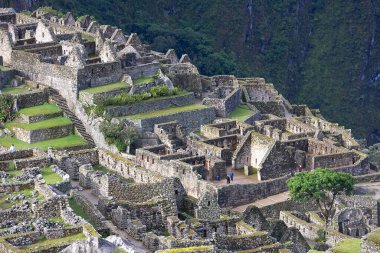 And Dağları 'nın tepelerine tünemiş Machu Picchu İnka medeniyetinin görkeminin bir kanıtı olarak duruyor. Sisli tepeler ve yemyeşil yeşilliklerle çevrili bu antik harikalar saygı ve saygı uyandırır.