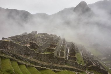 And Dağları 'nın tepelerine tünemiş Machu Picchu İnka medeniyetinin görkeminin bir kanıtı olarak duruyor. Sisli tepeler ve yemyeşil yeşilliklerle çevrili bu antik harikalar saygı ve saygı uyandırır.