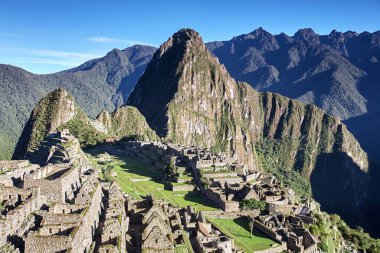 And Dağları 'nın tepelerine tünemiş Machu Picchu İnka medeniyetinin görkeminin bir kanıtı olarak duruyor. Sisli tepeler ve yemyeşil yeşilliklerle çevrili bu antik harikalar saygı ve saygı uyandırır.