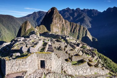 And Dağları 'nın tepelerine tünemiş Machu Picchu İnka medeniyetinin görkeminin bir kanıtı olarak duruyor. Sisli tepeler ve yemyeşil yeşilliklerle çevrili bu antik harikalar saygı ve saygı uyandırır.