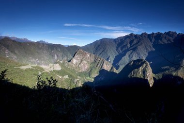 And Dağları 'nın tepelerine tünemiş Machu Picchu İnka medeniyetinin görkeminin bir kanıtı olarak duruyor. Sisli tepeler ve yemyeşil yeşilliklerle çevrili bu antik harikalar saygı ve saygı uyandırır.