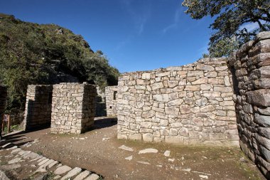 And Dağları 'nın tepelerine tünemiş Machu Picchu İnka medeniyetinin görkeminin bir kanıtı olarak duruyor. Sisli tepeler ve yemyeşil yeşilliklerle çevrili bu antik harikalar saygı ve saygı uyandırır.