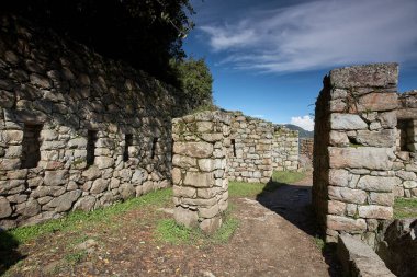 And Dağları 'nın tepelerine tünemiş Machu Picchu İnka medeniyetinin görkeminin bir kanıtı olarak duruyor. Sisli tepeler ve yemyeşil yeşilliklerle çevrili bu antik harikalar saygı ve saygı uyandırır.