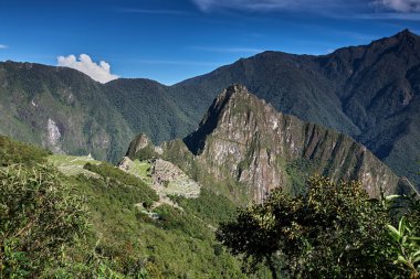 And Dağları 'nın tepelerine tünemiş Machu Picchu İnka medeniyetinin görkeminin bir kanıtı olarak duruyor. Sisli tepeler ve yemyeşil yeşilliklerle çevrili bu antik harikalar saygı ve saygı uyandırır.