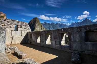 And Dağları 'nın tepelerine tünemiş Machu Picchu İnka medeniyetinin görkeminin bir kanıtı olarak duruyor. Sisli tepeler ve yemyeşil yeşilliklerle çevrili bu antik harikalar saygı ve saygı uyandırır.