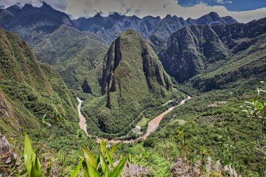 And Dağları 'nın tepelerine tünemiş Machu Picchu İnka medeniyetinin görkeminin bir kanıtı olarak duruyor. Sisli tepeler ve yemyeşil yeşilliklerle çevrili bu antik harikalar saygı ve saygı uyandırır.