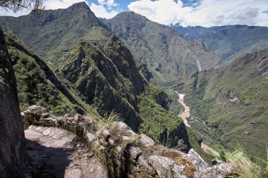 And Dağları 'nın tepelerine tünemiş Machu Picchu İnka medeniyetinin görkeminin bir kanıtı olarak duruyor. Sisli tepeler ve yemyeşil yeşilliklerle çevrili bu antik harikalar saygı ve saygı uyandırır.