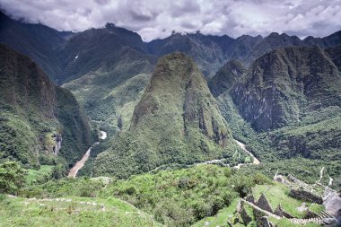 And Dağları 'nın tepelerine tünemiş Machu Picchu İnka medeniyetinin görkeminin bir kanıtı olarak duruyor. Sisli tepeler ve yemyeşil yeşilliklerle çevrili bu antik harikalar saygı ve saygı uyandırır.