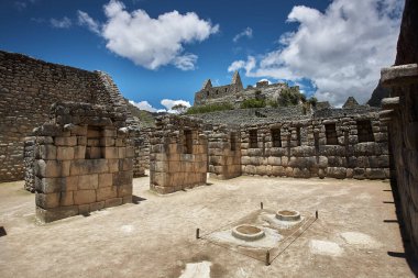 And Dağları 'nın tepelerine tünemiş Machu Picchu İnka medeniyetinin görkeminin bir kanıtı olarak duruyor. Sisli tepeler ve yemyeşil yeşilliklerle çevrili bu antik harikalar saygı ve saygı uyandırır.
