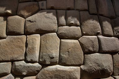 Cusco, Peru 'daki İnka taş duvarları, İnka mimarisinin ve işçiliğinin olağanüstü bir örneği.
