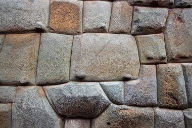 Cusco, Peru 'daki İnka taş duvarları, İnka mimarisinin ve işçiliğinin olağanüstü bir örneği.