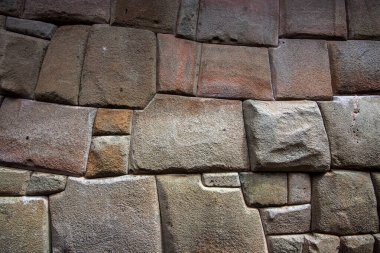 Cusco, Peru 'daki İnka taş duvarları, İnka mimarisinin ve işçiliğinin olağanüstü bir örneği.