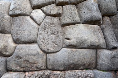 SACSAYHUAMAN kalesinde muazzam büyüklükte taşlar sergileniyor, bazıları 100 tondan ağır. Mühendisliğin ve mimarinin bir mucizesi...