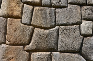 SACSAYHUAMAN kalesinde muazzam büyüklükte taşlar sergileniyor, bazıları 100 tondan ağır. Mühendisliğin ve mimarinin bir mucizesi...