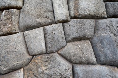 SACSAYHUAMAN kalesinde muazzam büyüklükte taşlar sergileniyor, bazıları 100 tondan ağır. Mühendisliğin ve mimarinin bir mucizesi...