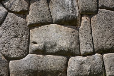 SACSAYHUAMAN kalesinde muazzam büyüklükte taşlar sergileniyor, bazıları 100 tondan ağır. Mühendisliğin ve mimarinin bir mucizesi...