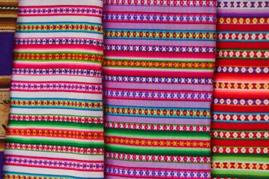 Chinchero genellikle geleneksel İnka teknikleri kullanılarak yapılan yüksek kaliteli dokuma ve renkli tekstil ürünleriyle tanınır..