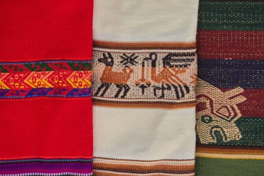 Chinchero genellikle geleneksel İnka teknikleri kullanılarak yapılan yüksek kaliteli dokuma ve renkli tekstil ürünleriyle tanınır..