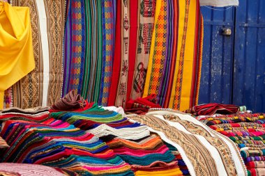 Chinchero genellikle geleneksel İnka teknikleri kullanılarak yapılan yüksek kaliteli dokuma ve renkli tekstil ürünleriyle tanınır..