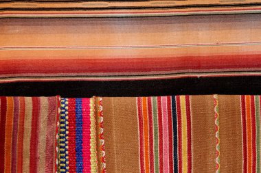 Chinchero genellikle geleneksel İnka teknikleri kullanılarak yapılan yüksek kaliteli dokuma ve renkli tekstil ürünleriyle tanınır..