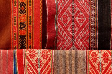 Chinchero genellikle geleneksel İnka teknikleri kullanılarak yapılan yüksek kaliteli dokuma ve renkli tekstil ürünleriyle tanınır..