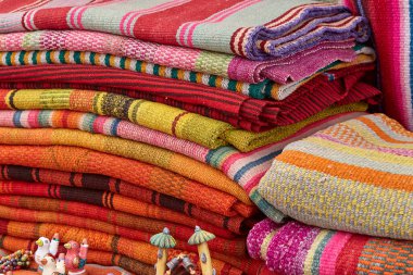 Chinchero genellikle geleneksel İnka teknikleri kullanılarak yapılan yüksek kaliteli dokuma ve renkli tekstil ürünleriyle tanınır..