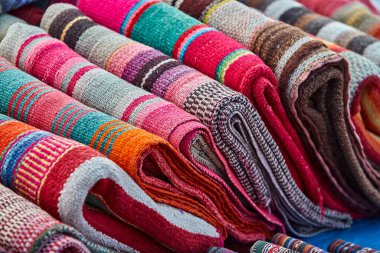 Chinchero genellikle geleneksel İnka teknikleri kullanılarak yapılan yüksek kaliteli dokuma ve renkli tekstil ürünleriyle tanınır..
