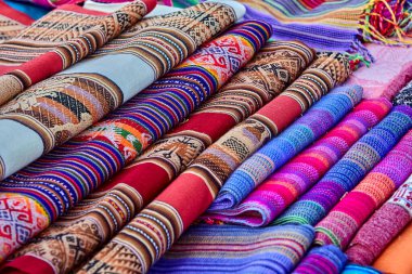 Chinchero genellikle geleneksel İnka teknikleri kullanılarak yapılan yüksek kaliteli dokuma ve renkli tekstil ürünleriyle tanınır..