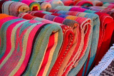 Chinchero genellikle geleneksel İnka teknikleri kullanılarak yapılan yüksek kaliteli dokuma ve renkli tekstil ürünleriyle tanınır..