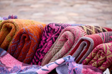 Chinchero genellikle geleneksel İnka teknikleri kullanılarak yapılan yüksek kaliteli dokuma ve renkli tekstil ürünleriyle tanınır..