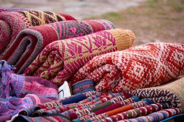 Chinchero genellikle geleneksel İnka teknikleri kullanılarak yapılan yüksek kaliteli dokuma ve renkli tekstil ürünleriyle tanınır..