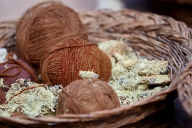 Bu doğal tekstil boyaları hayata canlı, dünyevi tonlar getiriyor, geleneği ve sürdürülebilirliği her gölgede onurlandırıyor. Chinchero 'nun mirasının gerçek bir kutlaması. Cusco Peru