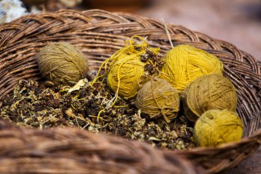 Bu doğal tekstil boyaları hayata canlı, dünyevi tonlar getiriyor, geleneği ve sürdürülebilirliği her gölgede onurlandırıyor. Chinchero 'nun mirasının gerçek bir kutlaması. Cusco Peru