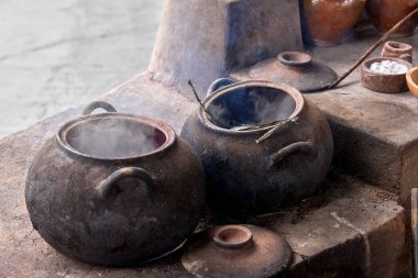 Chinchero, Peru 'da doğal renklerin sihrine tanıklık etmek zamanda yolculuk demektir. Kırmız renkli kırmızılardan yerli bitkilerin topraksı sarılarına kadar her boya bir gelenek ve doğayla bağın hikayesini anlatır..