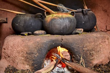 Chinchero, Peru 'da doğal renklerin sihrine tanıklık etmek zamanda yolculuk demektir. Kırmız renkli kırmızılardan yerli bitkilerin topraksı sarılarına kadar her boya bir gelenek ve doğayla bağın hikayesini anlatır..