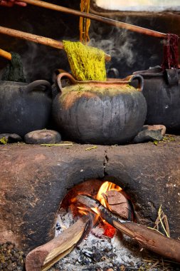 Chinchero, Peru 'da doğal renklerin sihrine tanıklık etmek zamanda yolculuk demektir. Kırmız renkli kırmızılardan yerli bitkilerin topraksı sarılarına kadar her boya bir gelenek ve doğayla bağın hikayesini anlatır..