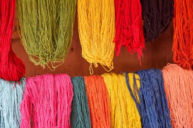 Chinchero, Peru 'da doğal renklerin sihrine tanıklık etmek zamanda yolculuk demektir. Kırmız renkli kırmızılardan yerli bitkilerin topraksı sarılarına kadar her boya bir gelenek ve doğayla bağın hikayesini anlatır..