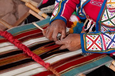 Chinchero 'da sanat ve gelenek canlanıyor. And dokumacılarının yetenekli elleri nesilden nesile geçen antik tekniklerle şaheserler yaratıyor. Cusco 'nun zengin mirasıyla canlı bir bağlantı.